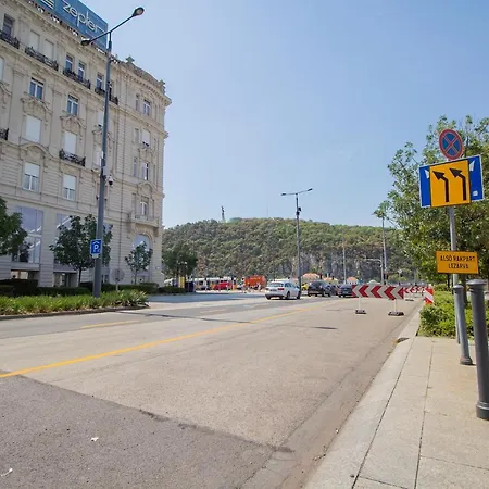 Sunny House By The Riverside *